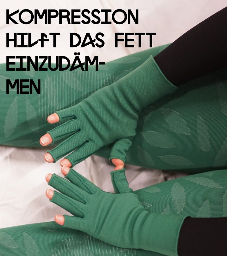 Ein Bild mit grüner Strumpfhose und grünen Handschuhen. Daneben steht "Kompression hilft das Fett einzudämmen.